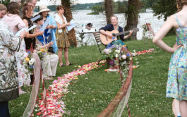 Gemeinsame Zeremonie in der Natur mit Musik und Blumen
