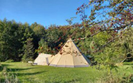 Tipi auf dem Gelände des mehrtägigen Trauerfeuers